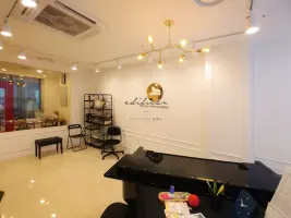 골드 포인트로 완성한 모던클래식 피아노학원 인테리어